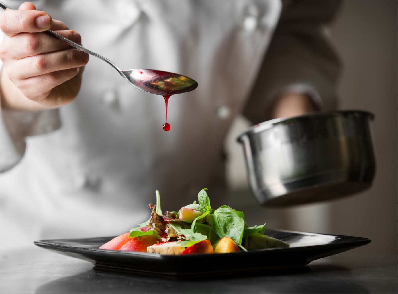 シェフが盛り付けをする手元