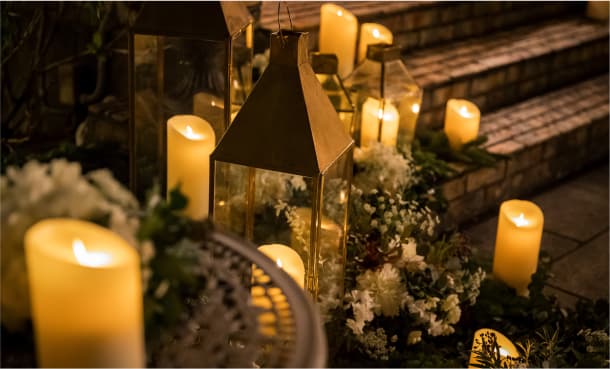 キャンドルや調度品が並ぶ歴史あるインテリア