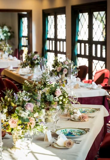 装花が美しい格式高い洋館のテーブルセッティング